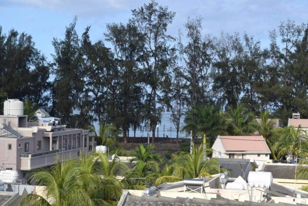 Westside Holidays Flic En Flac Beach Exteriör bild